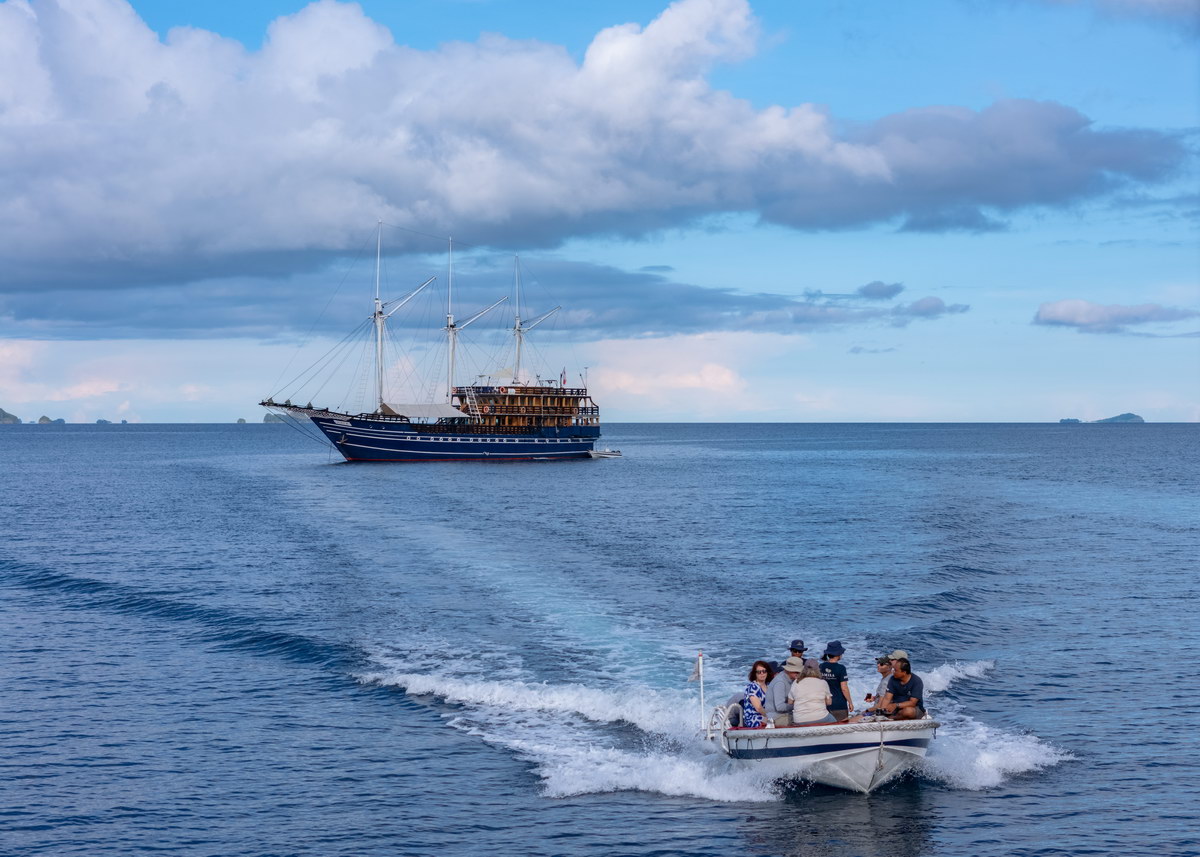 Amira mit Beiboot Amira mit Beiboot